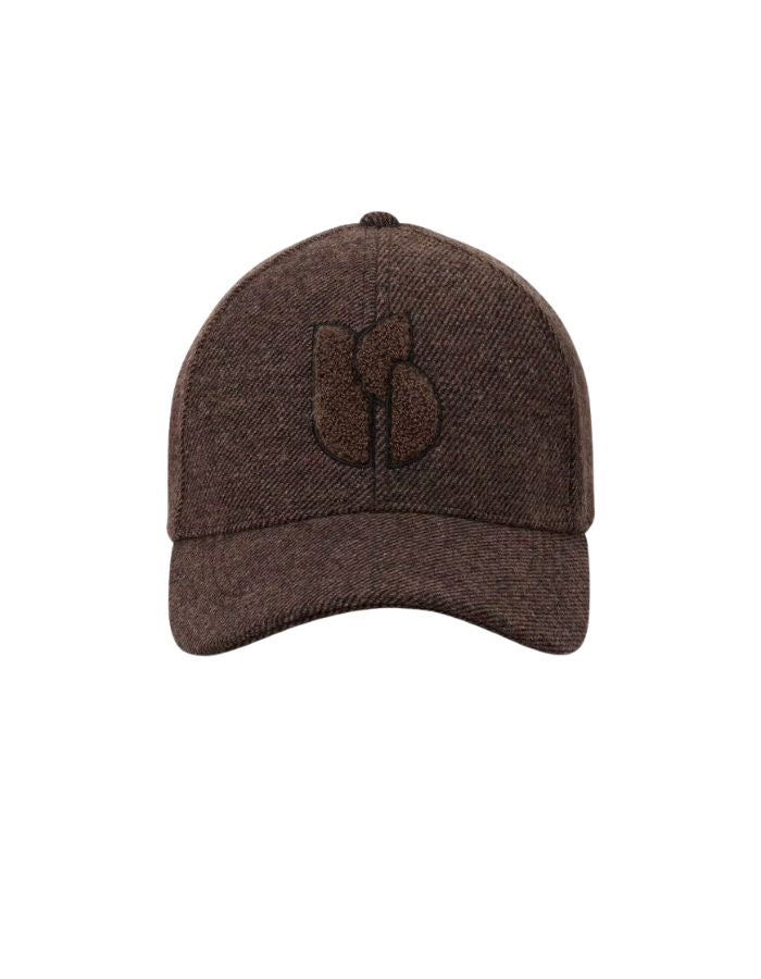 Casquette pour femme en tissu épais marron avec logo SIGN brodé en bouclette ton sur ton, contour écru et fermeture scratch arrière, modèle Hugo de la marque BA&SH