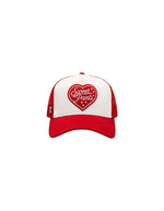 Casquette trucker bicolore rouge carmin pour homme et femme avec patch cœur en feutrine brodée et filet à l'arrière, modèle Heart Foam Cap couleur Karmin de la marque Sweet Pants.