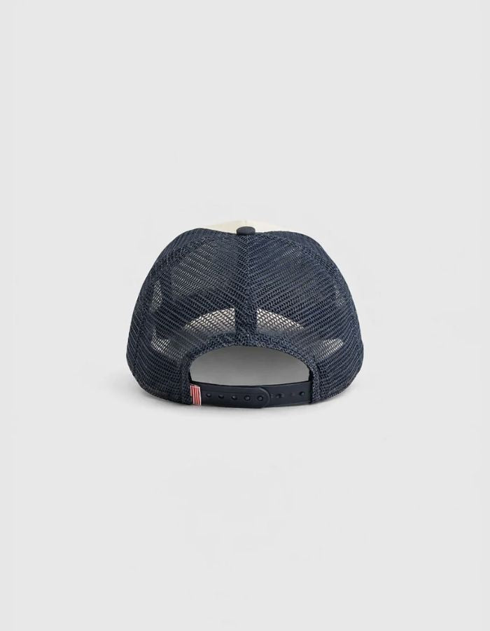 Dos de la Casquette trucker bicolore noir bleu nuit pour homme et femme avec patch cœur en feutrine brodée et filet à l'arrière, modèle Heart Foam Cap couleur Night de la marque Sweet Pants.
