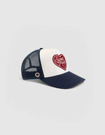 Profil de la Casquette trucker bicolore noir bleu nuit pour homme et femme avec patch cœur en feutrine brodée et filet à l'arrière, modèle Heart Foam Cap couleur Night de la marque Sweet Pants.