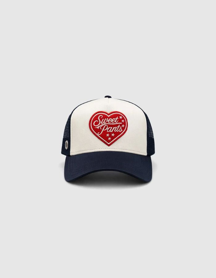 Casquette trucker bicolore noir bleu nuit pour homme et femme avec patch cœur en feutrine brodée et filet à l'arrière, modèle Heart Foam Cap couleur Night de la marque Sweet Pants.