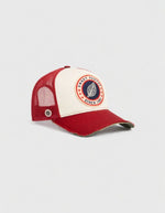 Vue de côté de la Casquette Trucker rouge Candy et blanche Home Run par Sweet Pants. Dotée du patch logo de la marque à l'avant, d'une visière rouge au fini usé sur la tranche et d'un filet de protection blanc respirant à l'arrière.