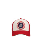 Casquette Trucker rouge Candy et blanche Home Run par Sweet Pants. Dotée du patch logo de la marque à l'avant, d'une visière rouge au fini usé sur la tranche et d'un filet de protection blanc respirant à l'arrière.