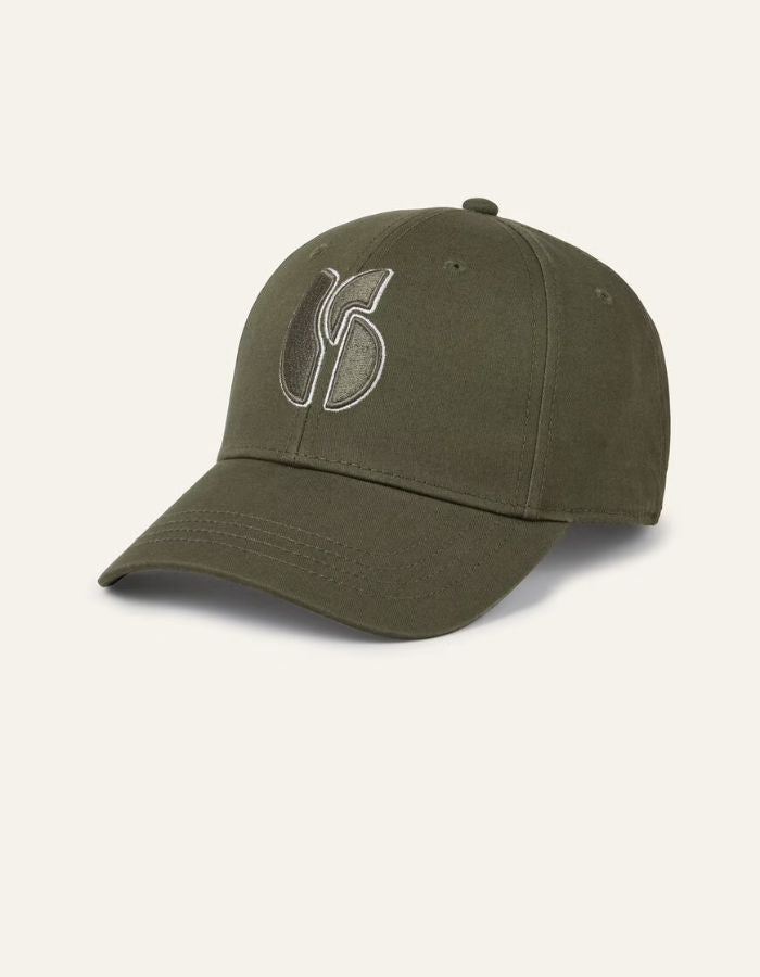 Profil de la Casquette pour femme de couleur kaki uni, modèle Heloa de la marque Ba&sh. Confectionnée en coton bio, elle présente une visière classique courbée, le logo de la marque brodé en relief sur le devant et une patte de serrage ajustable à l'arrière.