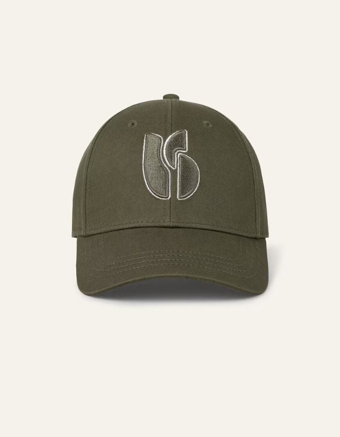 Casquette pour femme de couleur kaki uni, modèle Heloa de la marque Ba&sh. Confectionnée en coton bio, elle présente une visière classique courbée, le logo de la marque brodé en relief sur le devant et une patte de serrage ajustable à l'arrière.