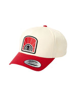 Casquette trucker vintage blanche pour homme et femme avec visière courbée, filet arrière et motif Omnia Sol sur le devant, modèle Trucker Omnia Sol White de la marque Jonsen Island sur base Yupoong