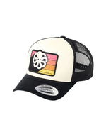 Casquette trucker vintage couleur coconut beige pour homme et femme avec visière courbée, filet arrière et motif TV Screen sur le devant, modèle Trucker TV Screen Coconut de la marque Jonsen Island sur base Yupoong.