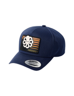 Casquette trucker vintage bleu marine pour homme et femme avec visière courbée, filet arrière et motif Video Screen sur le devant, modèle Trucker Video Screen Navy de la marque Jonsen Island sur base Yupoong