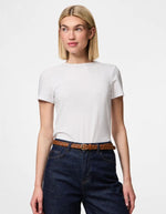 Silhouette avec la Ceinture fine pour femme modèle Avery de la marque Pieces, en cuir véritable tressé de couleur marron cognac avec une boucle métallique arrondie