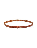 Ceinture fine pour femme modèle Avery de la marque Pieces, en cuir véritable tressé de couleur marron cognac avec une boucle métallique arrondie