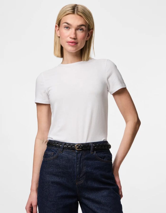 Silhouette avec la Ceinture fine pour femme modèle Avery de la marque Pieces, en cuir véritable tressé de couleur noire avec une boucle métallique arrondie classique.