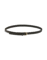 Ceinture fine pour femme modèle Avery de la marque Pieces, en cuir véritable tressé de couleur noire avec une boucle métallique arrondie classique.