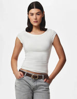 Silhouette avec la Ceinture pour femme en cuir suédé véritable de couleur marron chocolat Hot Fudge, modèle Juva de la marque Pieces. Présente une bande de 3 cm de large en daim mat et doux, fermée par une boucle rectangulaire en métal doré brossé mat.