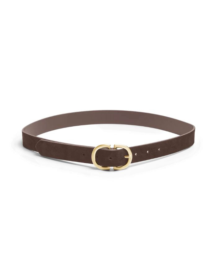 Ceinture pour femme en cuir suédé véritable de couleur marron chocolat Hot Fudge, modèle Juva de la marque Pieces. Présente une bande de 3 cm de large en daim mat et doux, fermée par une boucle rectangulaire en métal doré brossé mat.