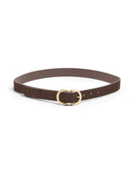 Ceinture pour femme en cuir suédé véritable de couleur marron chocolat Hot Fudge, modèle Juva de la marque Pieces. Présente une bande de 3 cm de large en daim mat et doux, fermée par une boucle rectangulaire en métal doré brossé mat.