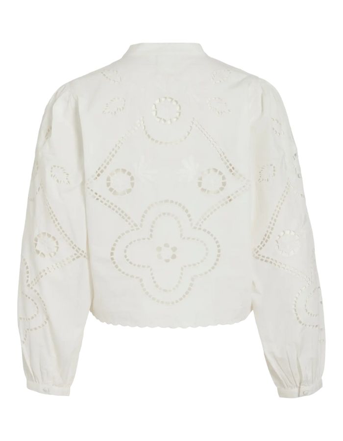Chemise blanche Carin en popeline de coton bio avec broderie ajourée, col mao et manches longues.