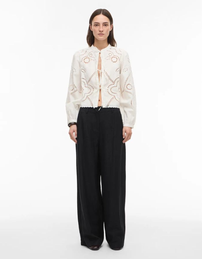 Chemise blanche brodée Carin en popeline de coton biologique, col mao, manches longues, fermeture par liens.