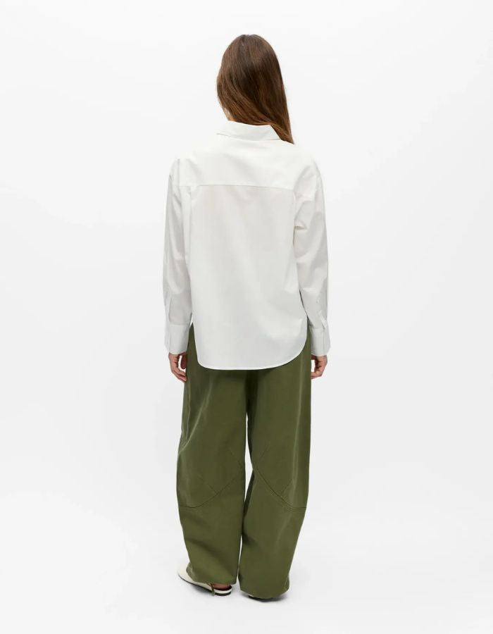 Dos de la Chemise blanche à manches longues pour femme, modèle Zila de la marque Object. Tissu tissé en coton biologique et Tencel avec un imprimé discret sur toute la surface, poche poitrine et col classique.