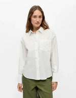 Vue de face de la Chemise blanche à manches longues pour femme, modèle Zila de la marque Object. Tissu tissé en coton biologique et Tencel avec un imprimé discret sur toute la surface, poche poitrine et col classique.