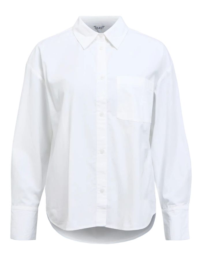 Chemise blanche à manches longues pour femme, modèle Zila de la marque Object. Tissu tissé en coton biologique et Tencel avec un imprimé discret sur toute la surface, poche poitrine et col classique.