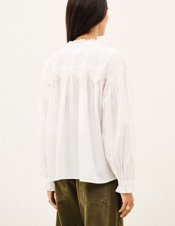 Dos de la Chemise ample romantique pour femme en coton bio écru avec petit col volanté et empiècements géométriques brodés, modèle Tonia Chemise couleur Écru de la marque ba&sh.