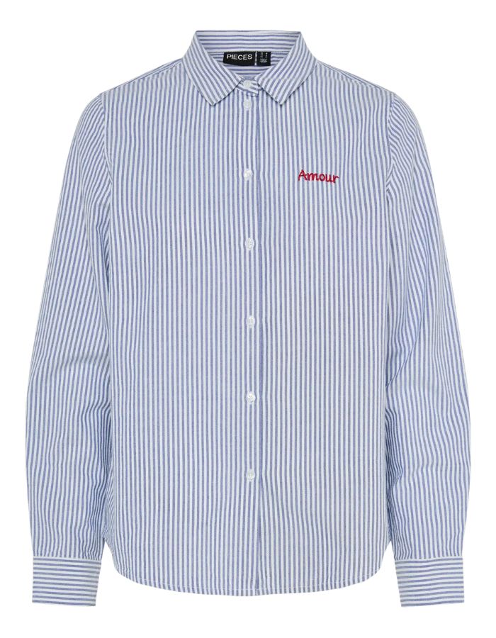 Chemise à manches longues pour femme modèle Irene de la marque Pieces. Tissu 100% coton motif tricolore blanc Bright White, bleu marine Surf The Web et petites broderies rouge Red Amour, dotée d'un col classique et d'une fermeture boutonnée.