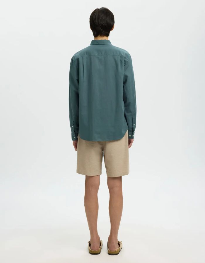 Vue de dos de la Chemise pour homme Clay de la marque SELECTED en mélange lin et coton, coloris vert Balsam. Coupe Regular Fit, manches longues et col boutonné classique. Matière texturée intégrant du coton recyclé