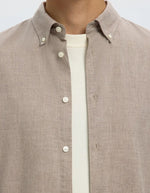 Col de la Chemise à manches longues pour homme en coton sergé beige avec col boutonné, modèle Cole-Jay Reg Melange LS Shirt couleur Beige de la marque SELECTED HOMME.