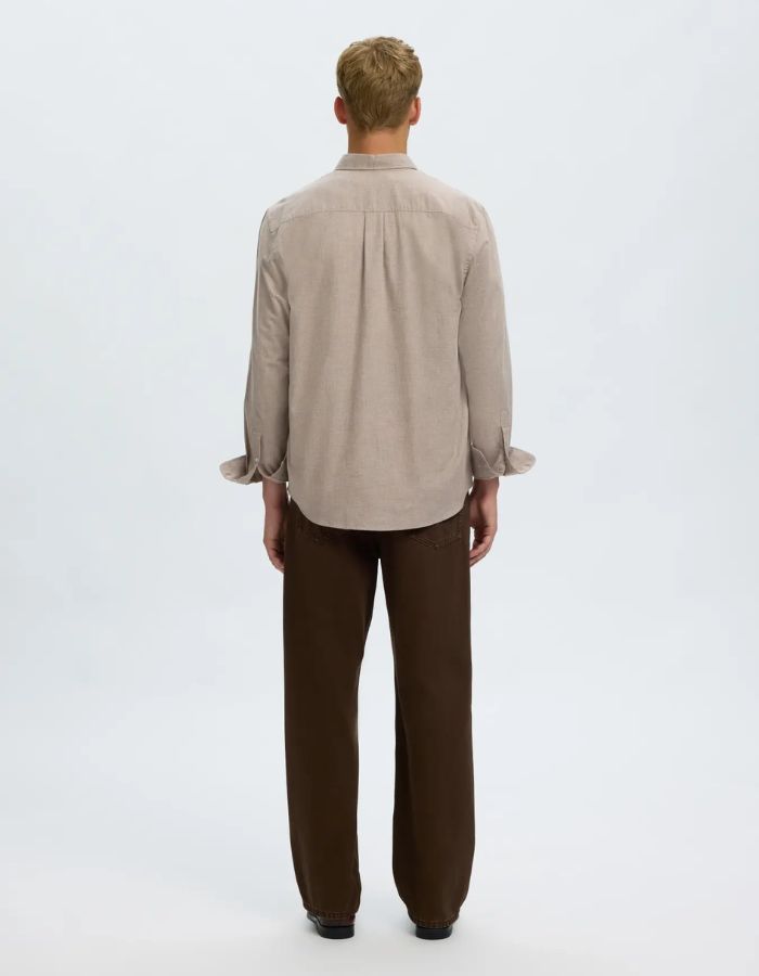 Dos de la Chemise à manches longues pour homme en coton sergé beige avec col boutonné, modèle Cole-Jay Reg Melange LS Shirt couleur Beige de la marque SELECTED HOMME.