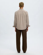 Dos de la Chemise à manches longues pour homme en coton sergé beige avec col boutonné, modèle Cole-Jay Reg Melange LS Shirt couleur Beige de la marque SELECTED HOMME.