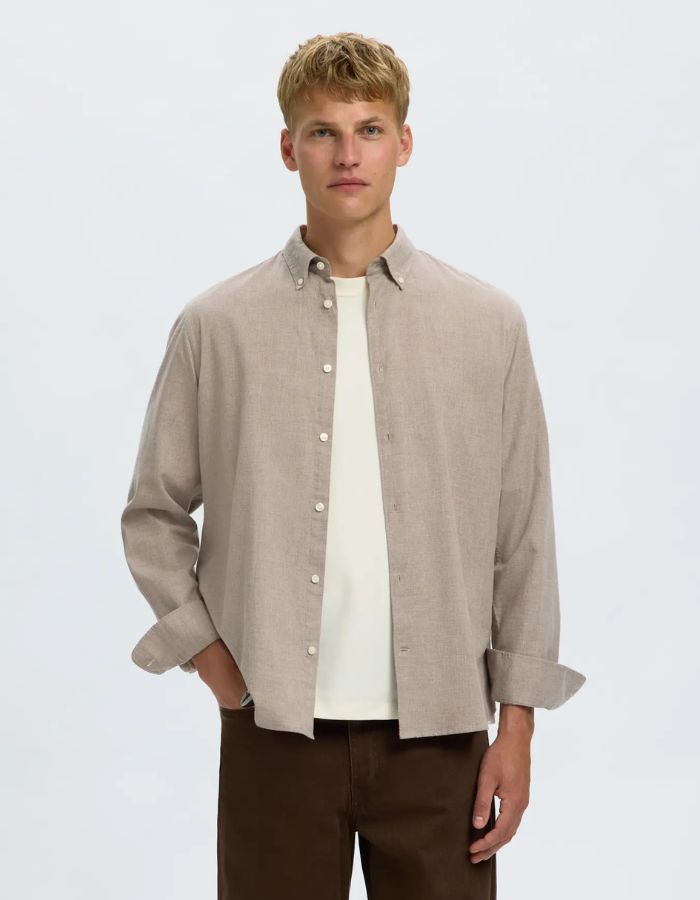 Vue de face de la Chemise à manches longues pour homme en coton sergé beige avec col boutonné, modèle Cole-Jay Reg Melange LS Shirt couleur Beige de la marque SELECTED HOMME.