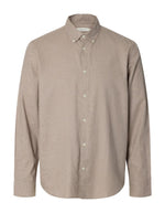Chemise à manches longues pour homme en coton sergé beige avec col boutonné, modèle Cole-Jay Reg Melange LS Shirt couleur Beige de la marque SELECTED HOMME.