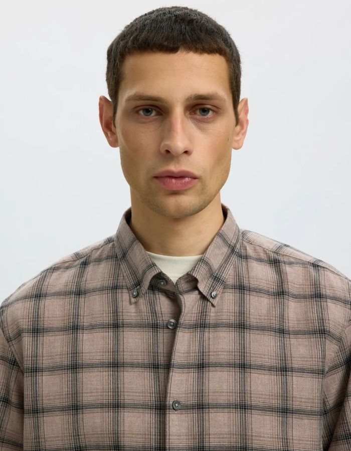 Col de la Chemise à manches longues pour homme en coton sergé chiné noir et paille avec col boutonné, modèle Cole-Jay Reg Melange LS Shirt couleur Cornstalk Black de la marque SELECTED HOMME.