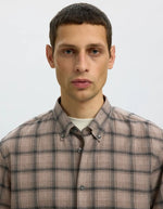 Col de la Chemise à manches longues pour homme en coton sergé chiné noir et paille avec col boutonné, modèle Cole-Jay Reg Melange LS Shirt couleur Cornstalk Black de la marque SELECTED HOMME.