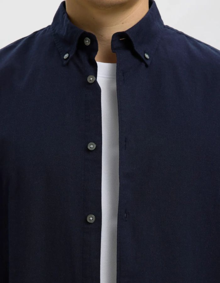 Col de la Chemise à manches longues pour homme en coton sergé bleu marine avec col boutonné, modèle Cole-Jay Reg Melange LS Shirt couleur Navy de la marque SELECTED HOMME.