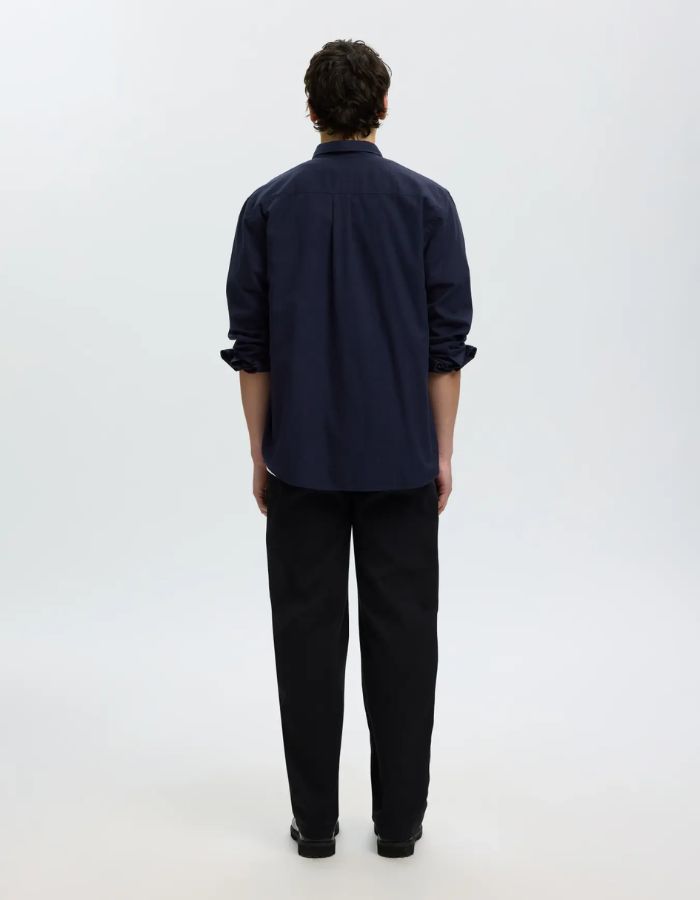 Dos de la Chemise à manches longues pour homme en coton sergé bleu marine avec col boutonné, modèle Cole-Jay Reg Melange LS Shirt couleur Navy de la marque SELECTED HOMME.