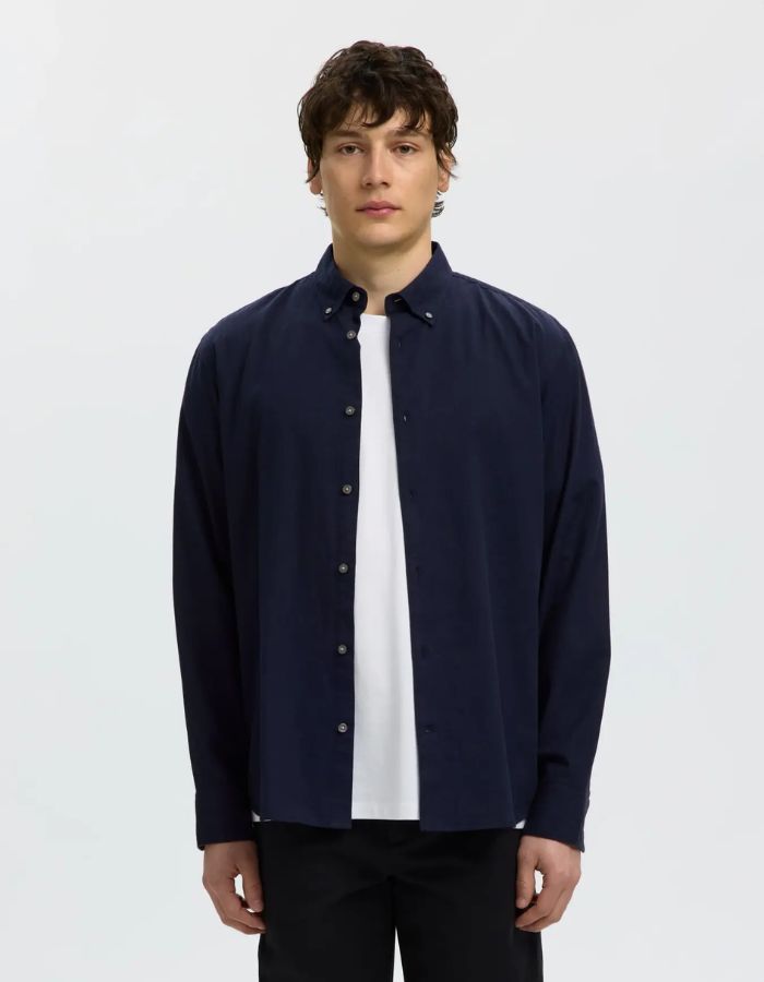 Vue de face de la Chemise à manches longues pour homme en coton sergé bleu marine avec col boutonné, modèle Cole-Jay Reg Melange LS Shirt couleur Navy de la marque SELECTED HOMME.