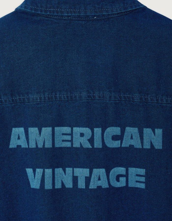 Gros plan sur le dos de la Chemise en denim brut bleu foncé pour homme, modèle Comow de la marque American Vintage. Coupe ample et oversize, dotée de manches longues, de deux poches plaquées sur la poitrine et d'un col chemise classique. Au dos, le logo de la marque apparaît discrètement grâce à une finition gravée au laser