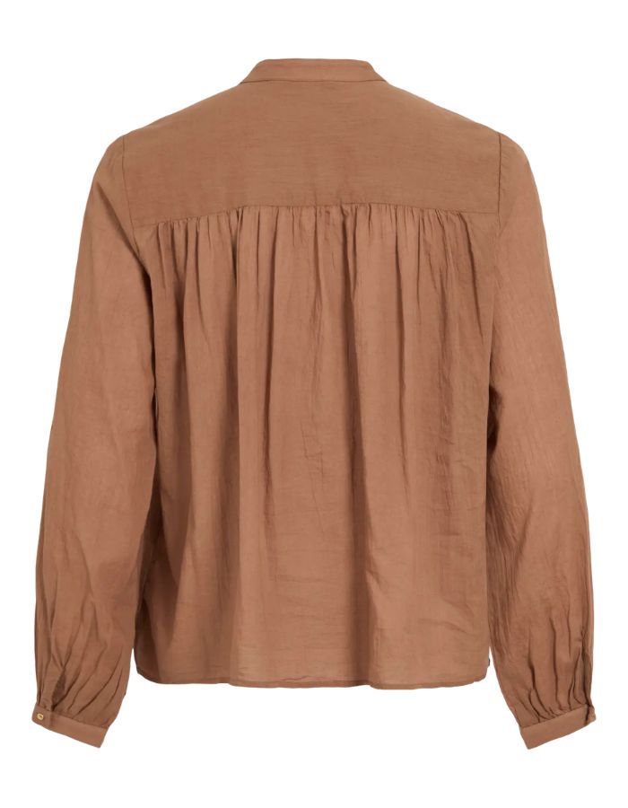 Dos de la Chemise unie pour femme modèle Esma de la marque Vila. Coupe droite à manches longues en coton bio de couleur marron terracotta clair Nuthatch, caractérisée par un col officier élégant et une fermeture boutonnée.