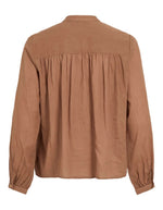 Dos de la Chemise unie pour femme modèle Esma de la marque Vila. Coupe droite à manches longues en coton bio de couleur marron terracotta clair Nuthatch, caractérisée par un col officier élégant et une fermeture boutonnée.