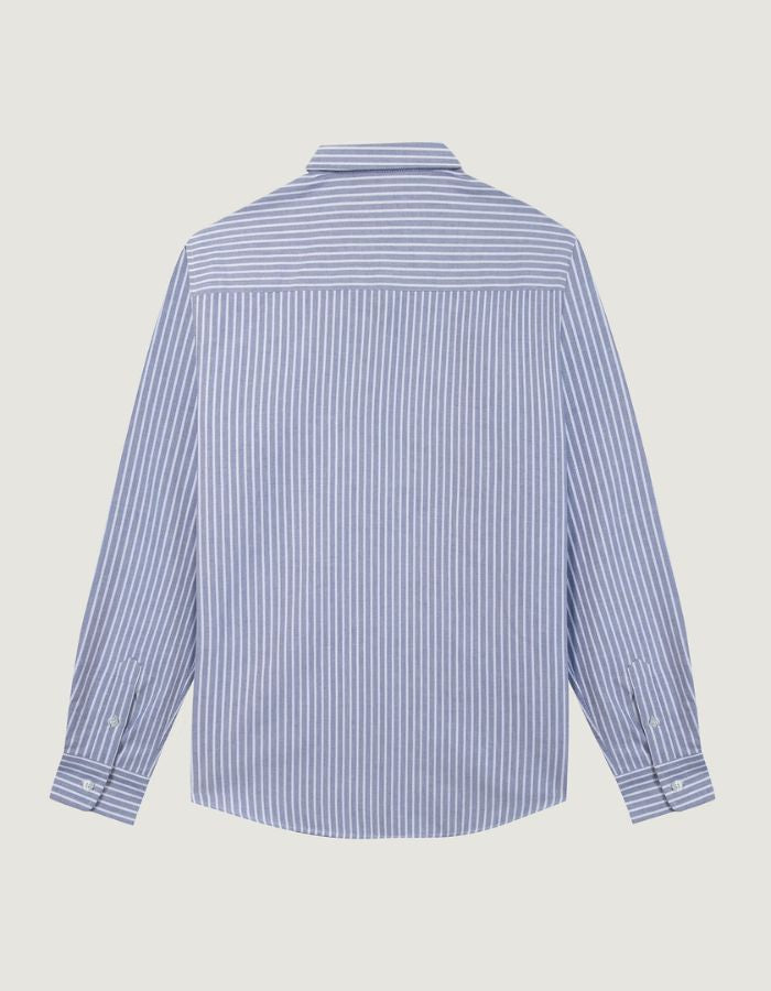 Dos de la Chemise ajustée pour homme en coton Oxford à fines rayures bleu marine et blanches, modèle Malesherbes de la marque Maison Labiche. Présente un col boutonné, des boutons gravés et la mention 'Grand Cru' brodée en lettres fines sur la poitrine.