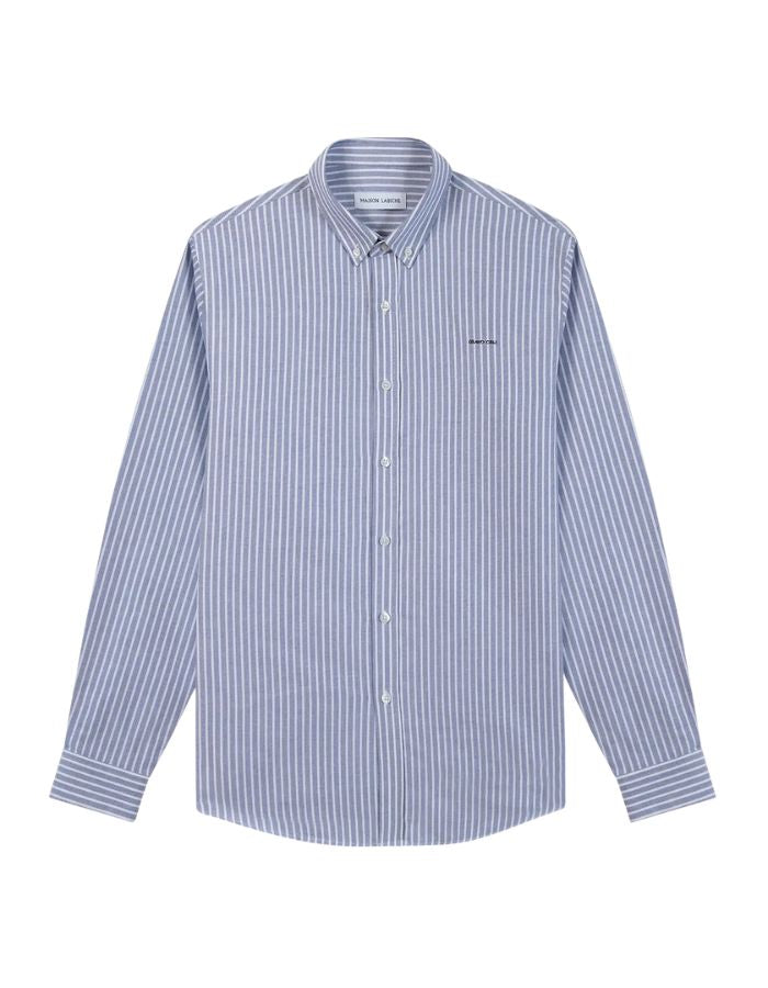 Chemise ajustée pour homme en coton Oxford à fines rayures bleu marine et blanches, modèle Malesherbes de la marque Maison Labiche. Présente un col boutonné, des boutons gravés et la mention 'Grand Cru' brodée en lettres fines sur la poitrine.