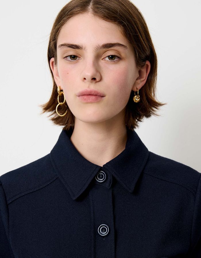 Col de la Chemise courte pour femme en tricotine fluide bleu marine avec poches plaquées boutonnées et plis aux épaules, modèle Chemise Theodore couleur Navy de la marque Sessùn.