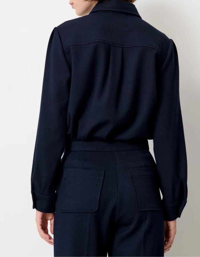 Dos de la Chemise courte pour femme en tricotine fluide bleu marine avec poches plaquées boutonnées et plis aux épaules, modèle Chemise Theodore couleur Navy de la marque Sessùn.