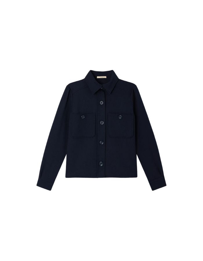 Chemise courte pour femme en tricotine fluide bleu marine avec poches plaquées boutonnées et plis aux épaules, modèle Chemise Theodore couleur Navy de la marque Sessùn.