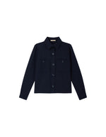 Chemise courte pour femme en tricotine fluide bleu marine avec poches plaquées boutonnées et plis aux épaules, modèle Chemise Theodore couleur Navy de la marque Sessùn.