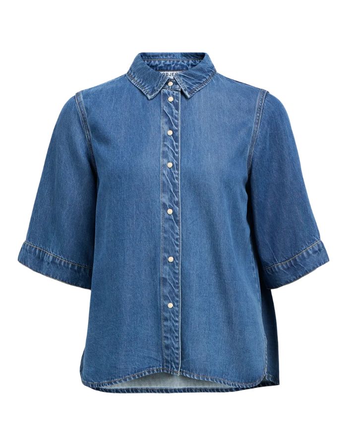 Chemise denim fluide bleue à manches 2/4 larges et col classique, boutonnage devant.