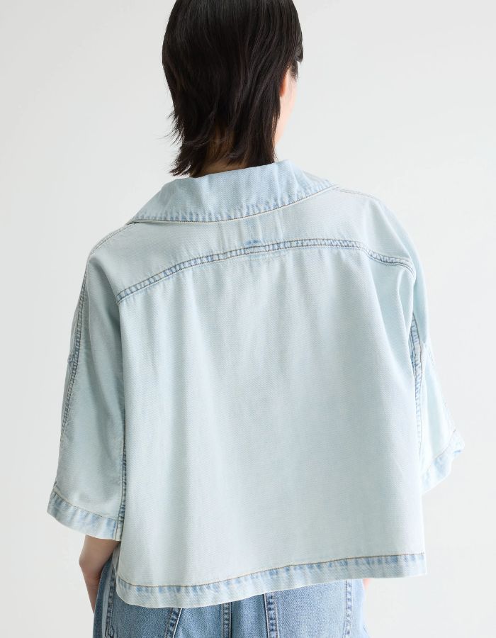 Dos d'une chemise en denim Poppa Ice Bleach Bellerose, coupe oversized et courte, bleu clair délavé.