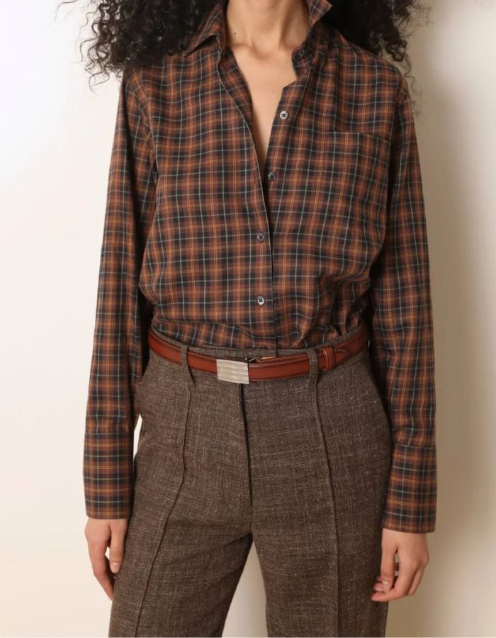 Col de la Chemise droite à carreaux marron pour femme en coton, modèle Babille de la marque Laurence Bras. Présente des manches longues et une poche à rabat plaquée sur la poitrine.