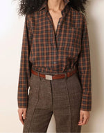Col de la Chemise droite à carreaux marron pour femme en coton, modèle Babille de la marque Laurence Bras. Présente des manches longues et une poche à rabat plaquée sur la poitrine.